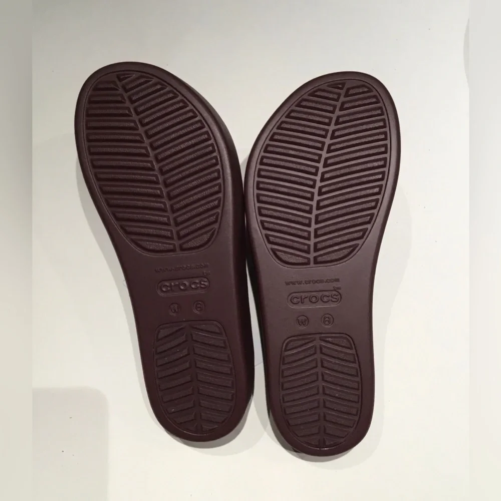 NWT Crocs Brooklyn Studded Flip in Dark Cherry - Picture 7 of 7